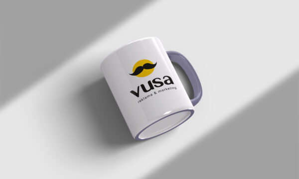 Biały kubek z nadrukiem logo VUSA